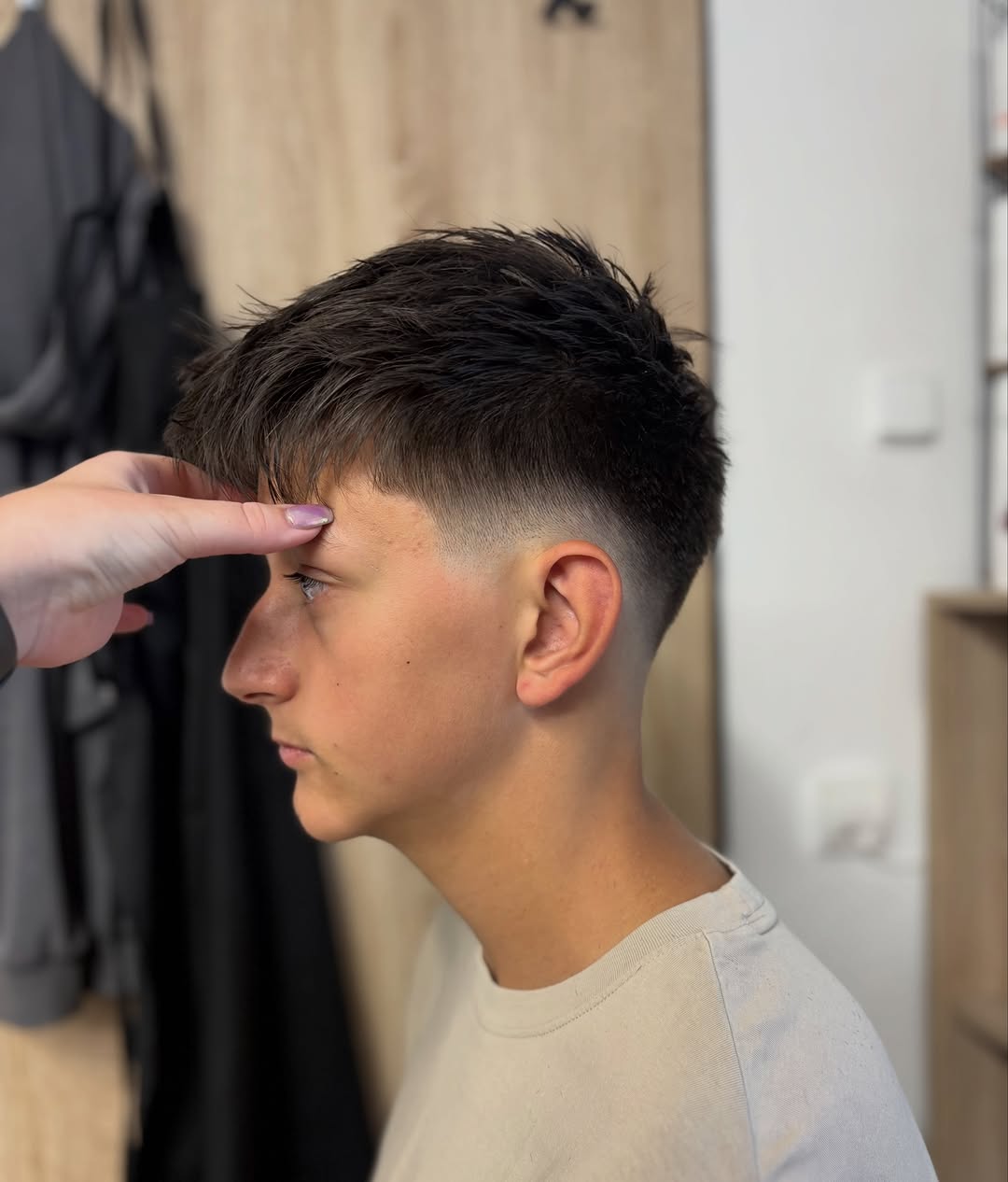 Profilový záběr moderního pánského střihu s fade efektem