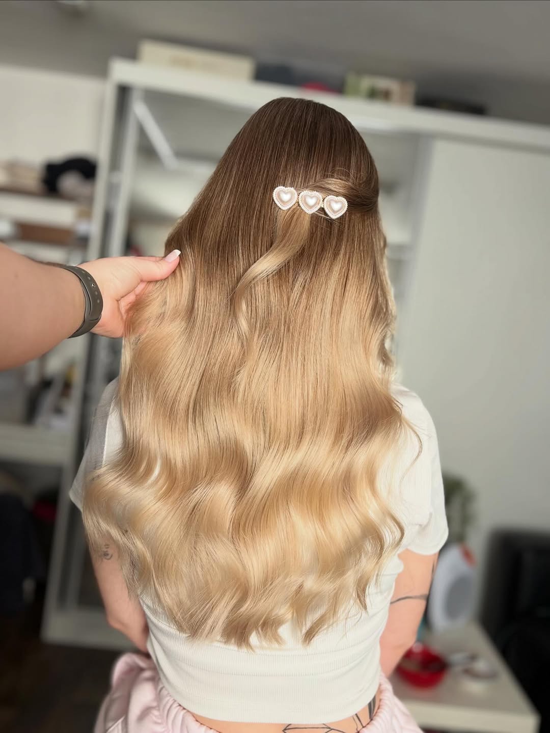 Dlouhé vlnité blond vlasy sepnuté sponkou se srdíčky — ukázka barvení